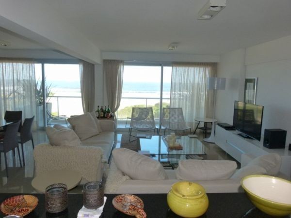 Excepcional departamento en alquiler con cuatro suite en primera fila de Playa Brava.